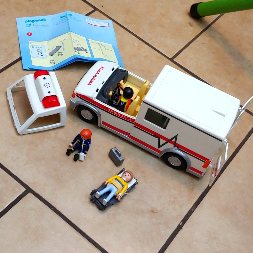 PLAYMOBIL * RESCUE AMBULANCE * NEARLY COMPLETE * SIRENS * LIGHTS ๐ - Picture 5 of 14